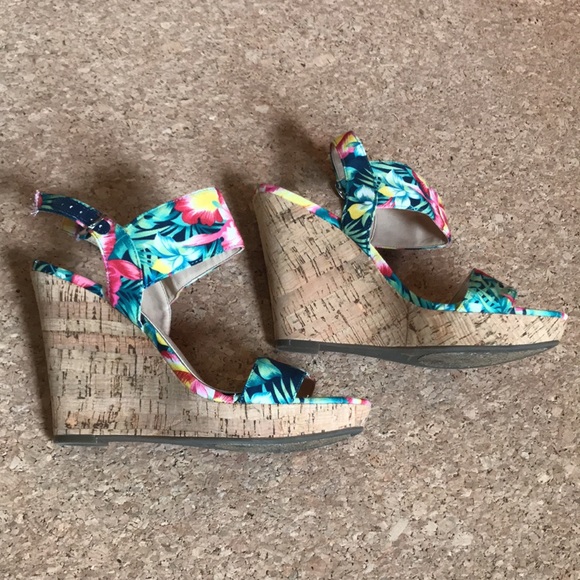 Tropical Wedge heel Sandals - Picture 3 of 5